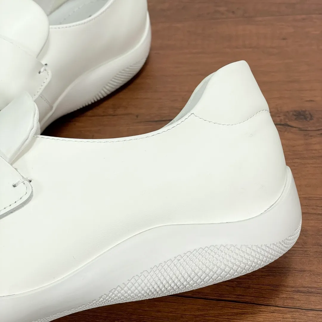 💰720 Code: YS003342 Prada/Prada men's new leather sneakers. These sneakers are made of imported calf leather and have a classic penny loafer upper design style, inspired by classic aesthetic concepts. Equipped with 3.5cm iconic red label lightweight elastic rubber soles, fabric and cowhide mixed lining, and silk-printed logo cowhide foot pads. The style is versatile and durable, comfortable and breathable, and comes with a full set of original packaging dust bags! Size: 39-40-41-42-43-44 Standard leather shoe size (45 can be customized but returns and exchanges are not supported) Item number: 4D3612 White